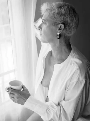 photo boudoir en noir et blanc cafe intime