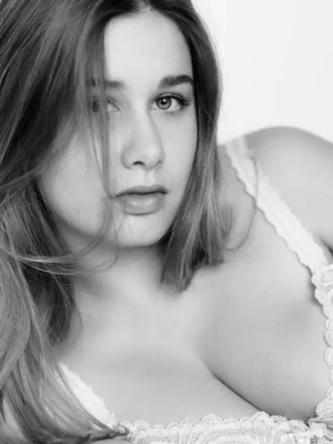 photo boudoir noir et blanc femme au reveil