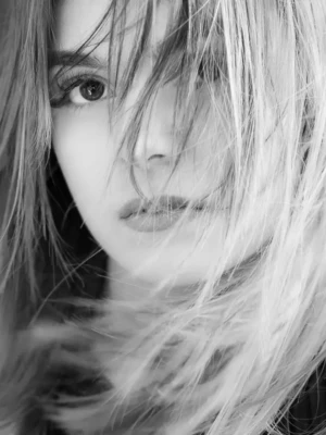 photographe de portrait cheveux aux vent noir et blanc