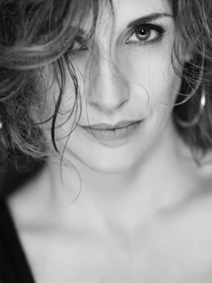 photographe de portrait de femme en studio