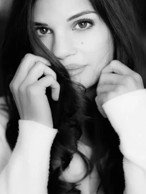 photographe de portrait femme en pull en noir et blanc