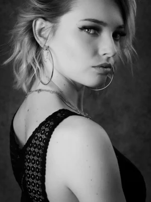 photographe de portrait studio en noir et blanc