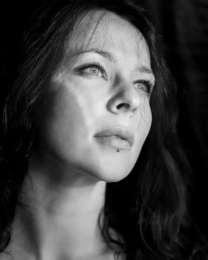 photographe portrait femme en noir et blanc