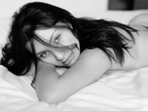 photographie boudoir femme allongee