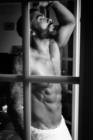 photographie boudoir homme fenetre