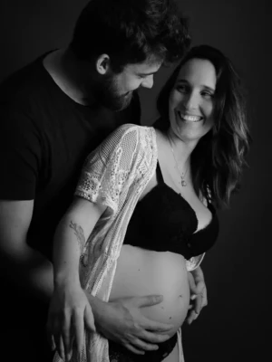 photographie grossesse couple sourire