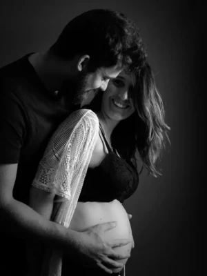 photographie grossesse noir et blanc couple complice