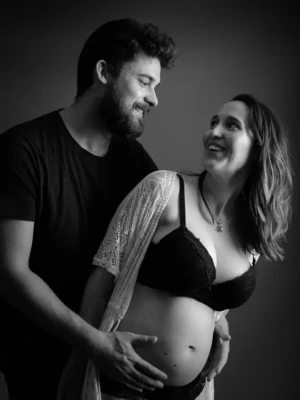 photographie grossesse noir et blanc studio couple heureux