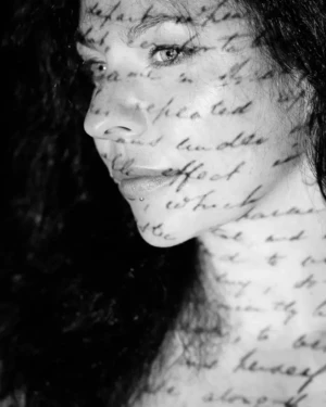 photographie portrait noir et blanc femme ecriture