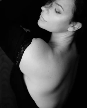 photographie portrait noir et blanc femme epaule nu