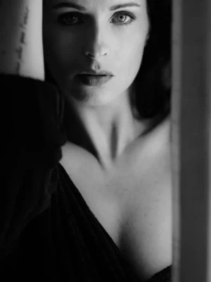 photographie portrait noir et blanc femme fenetre