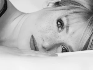 photographie portrait noir et blanc femme horizontal