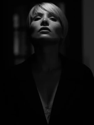 photographie portrait noir et blanc femme lumiere haute