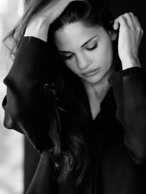 photographie portrait noir et blanc femme main dans cheveux