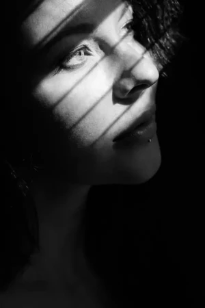photographie portrait noir et blanc ombre persienne