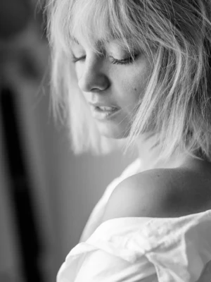 photographie portrait sensuel noir et blanc femme