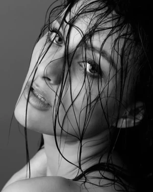 portrait noir et blanc cheveux mouilles
