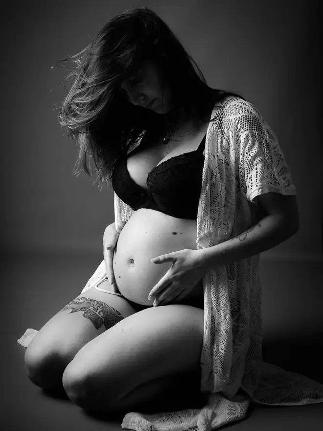 photographe de grossesse en noir et blanc