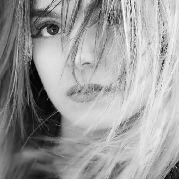 photographe de portrait femme en noir et blanc
