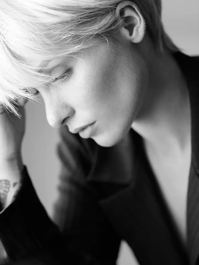 photographe de portrait femme en veste noir et blanc