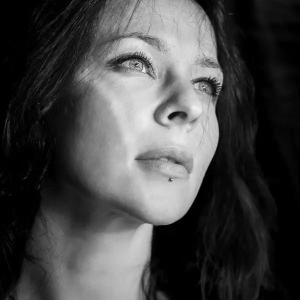 photographe portrait de femme en noir et blanc